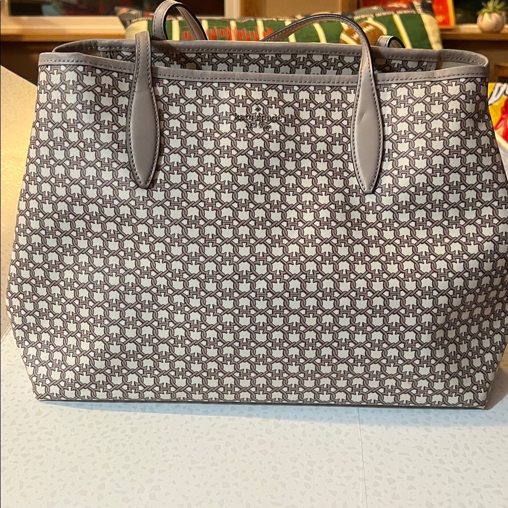 Kate Spade Tote in spade link.  Cream and tan Pre-loved